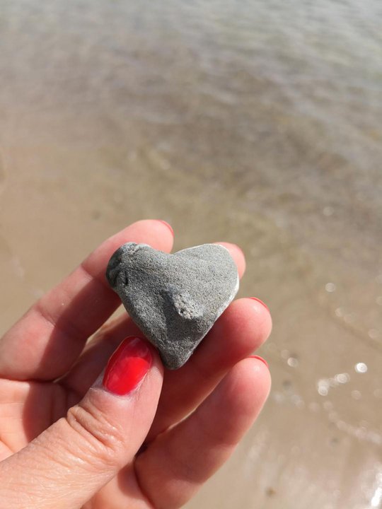 Kamienie na plaży mają różne kształty