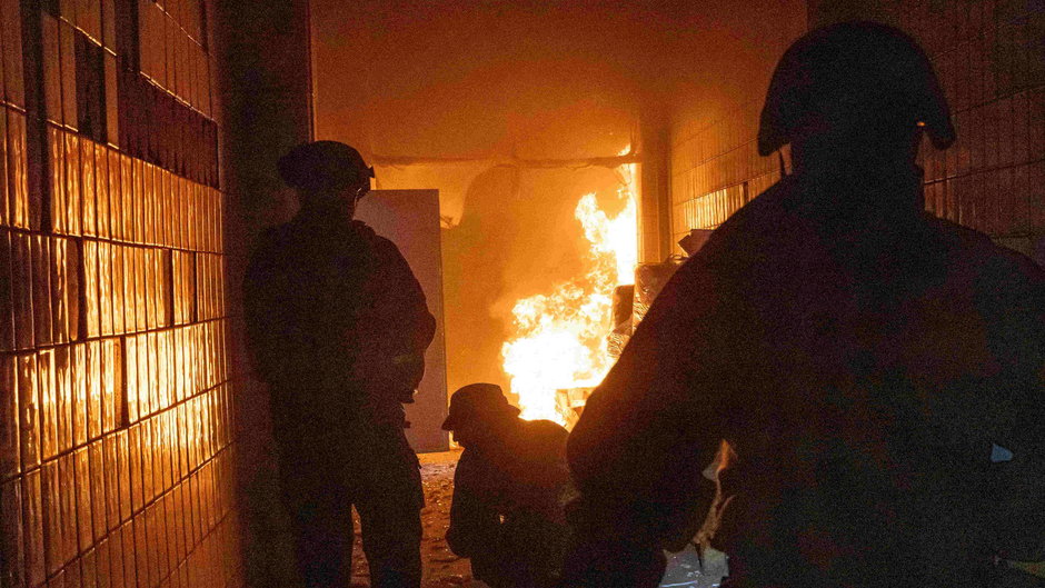 Pożar po rosyjskim ostrzale budynku przemysłowego w Charkowie na Ukrainie, 20 marca 2024 r.