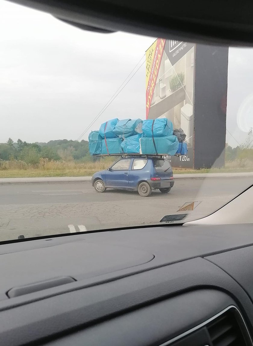 Bielsko-Biała: seicento z ogromnym ładunkiem na dachu na ulicy