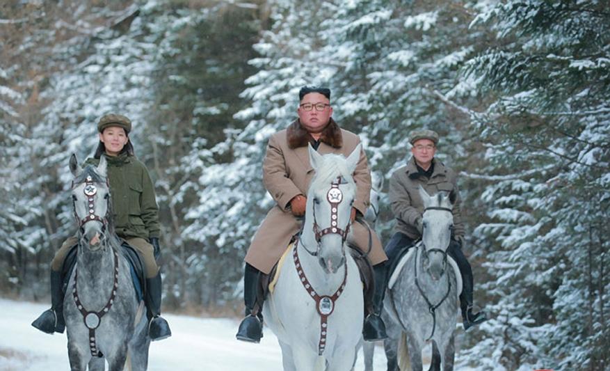 Kim Jo Dzsong (balra), a diktátor húga már nem érezheti nyeregben magát / Fotó: Northfoto