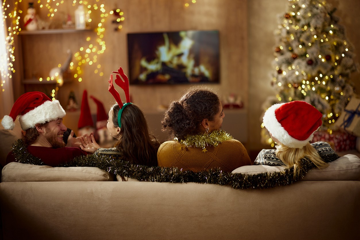 Rodina pozerá vianočné rozprávky. 