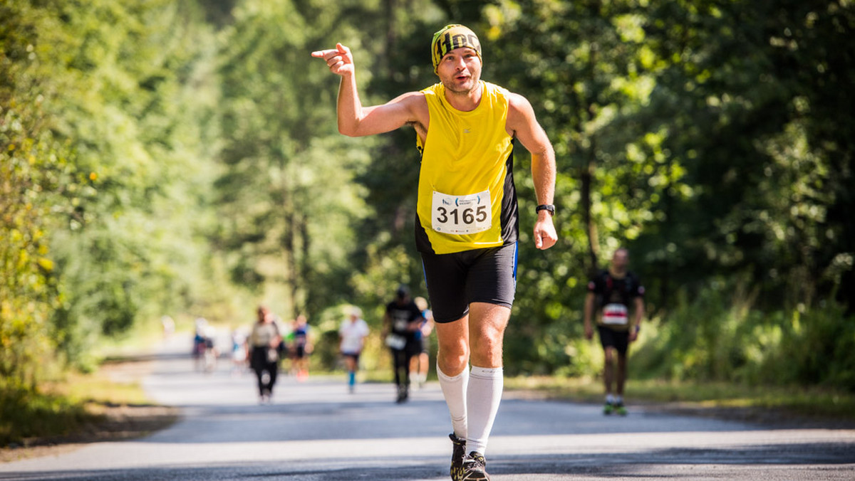 Jedną z najważniejszych konkurencji PKO Festiwalu Biegowego w Krynicy Zdroju jest Koral Maraton. Bieg rozgrywany na dystansie 42,195 km stawia wysokie wymagania uczestnikom, a wielu wraca tu co rok by mierzyć się ze słynnymi podbiegami na Jastrzębik i Romę. Co ciekawe, padają życiówki!