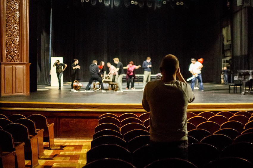 Milan Nešković okrenut leđima na probi predstave Ožalošćena porodica, Volkov teatar