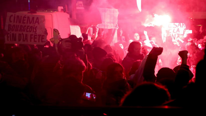 Feministki protestują przeciwko Romanowi Polańskiemu przed wejściem na galę Cezarów