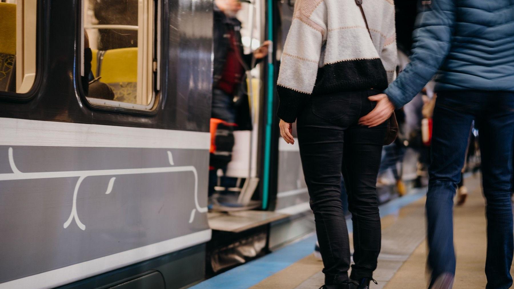 Sexuálne obťažovanie v MHD, vo vlakoch a verejne je dnes stále bežné a zákonom i spoločnosťou nedostatočne odsúdené 