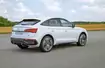 Audi Q5 Sportback ma światła zintegrowane w tylnej klapie. Po otwarciu bagażnika wędrują one do góry.