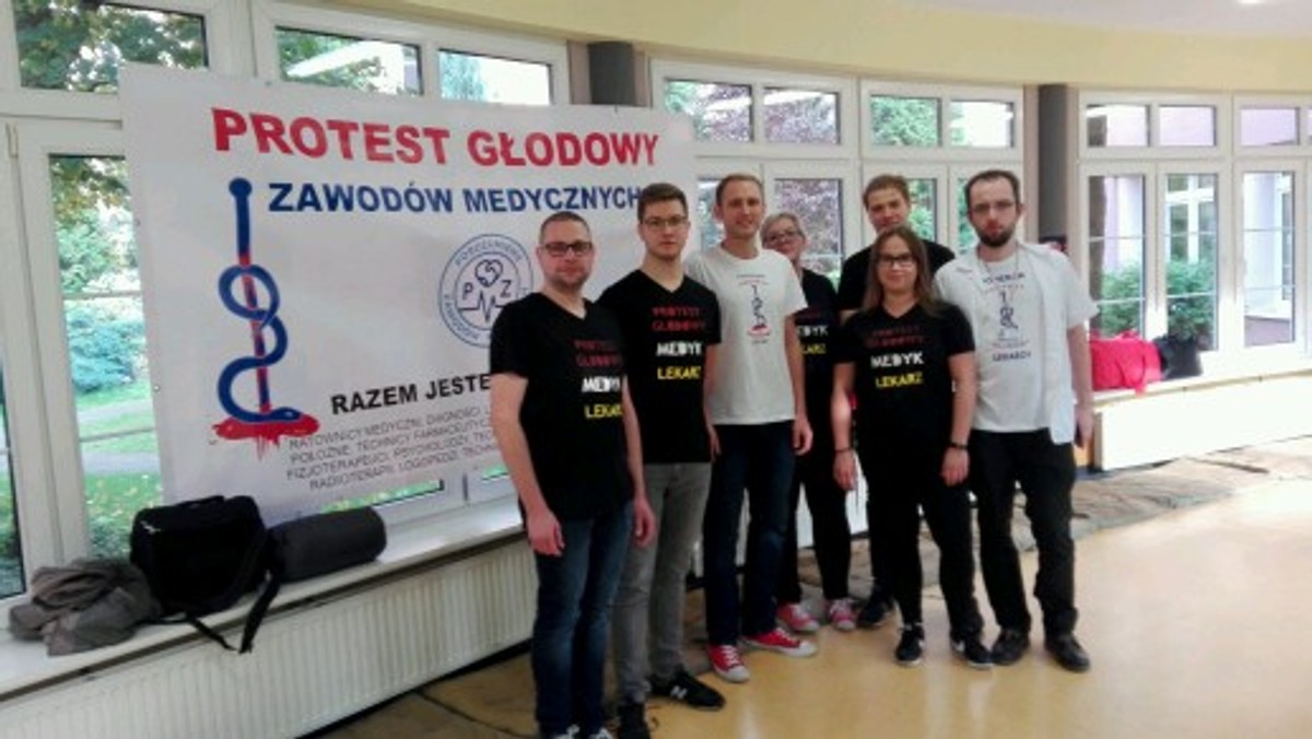 Pięcioro lekarzy zebranych w łódzkim szpitalu im. Barlickiego od wczoraj prowadzi protest głodowy. Dziś po południu dołączy do nich jeszcze dwóch medyków a w sobotę głodować zacznie także diagnosta laboratoryjny. Najnowszą propozycję rządu - dojście do sześciu procent PKB na zdrowie w 2025 roku - lekarze kwitują krótko: właśnie przeciw temu protestujemy!