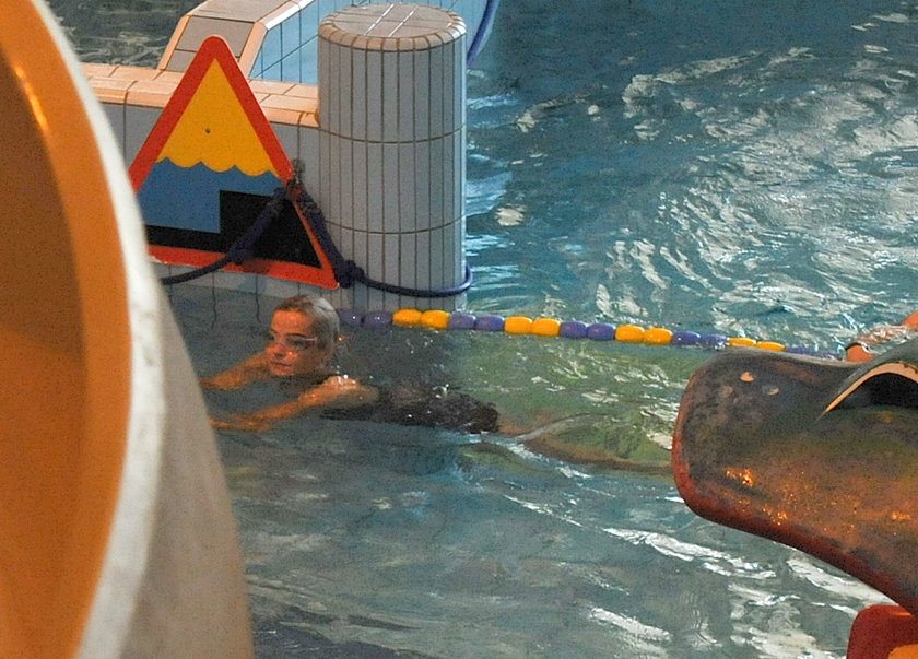 Monika Zamachowska na basenie z dziećmi