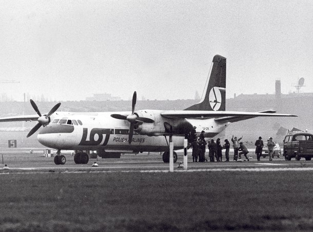 Samoloty na lotnisko Tempelhof porywali nawet piloci. 12 lutego 1982 r. Czesław Kudłek uprowadził AN-24, którego był kapitanem.