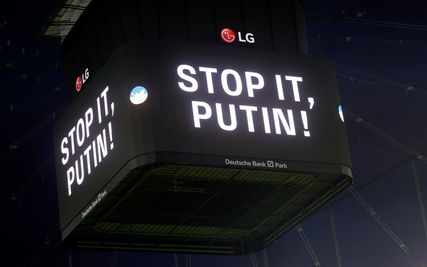 "Zaustavi to, Putine" - natpis na ekranu uoči početka utakmice nemačke Bundes lige