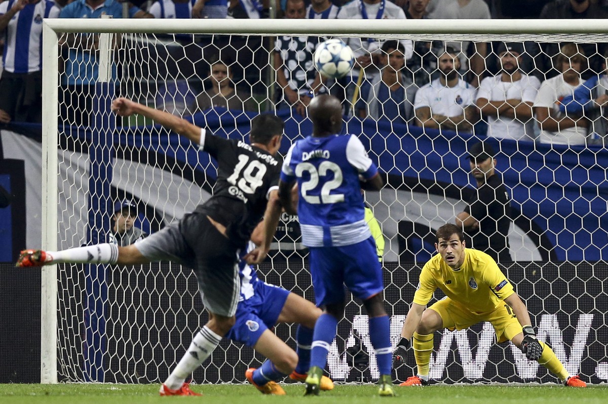 Liga Mistrzów: Wygrana Porto z Chelsea, rekord Casillasa. WIDEO