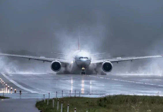 Niezwykłe zdjęcie na lotnisku Chopina. To "tylko" boeing i ulewny deszcz