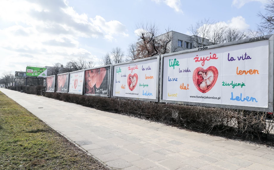 Przykładowe plakaty finansowane przez firmę Mateusza Kłoska w ramach kontrowersyjnych akcji billboardowych.