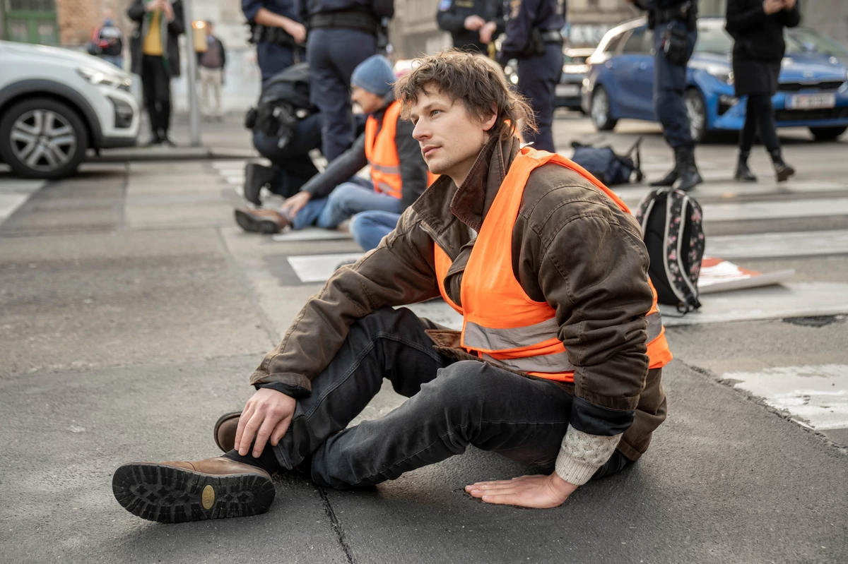  Przyklejają się do dróg, blokują ruch. Swoimi akcjami uderzają w zwykłych obywateli. Aktywistka tłumaczy dlaczego