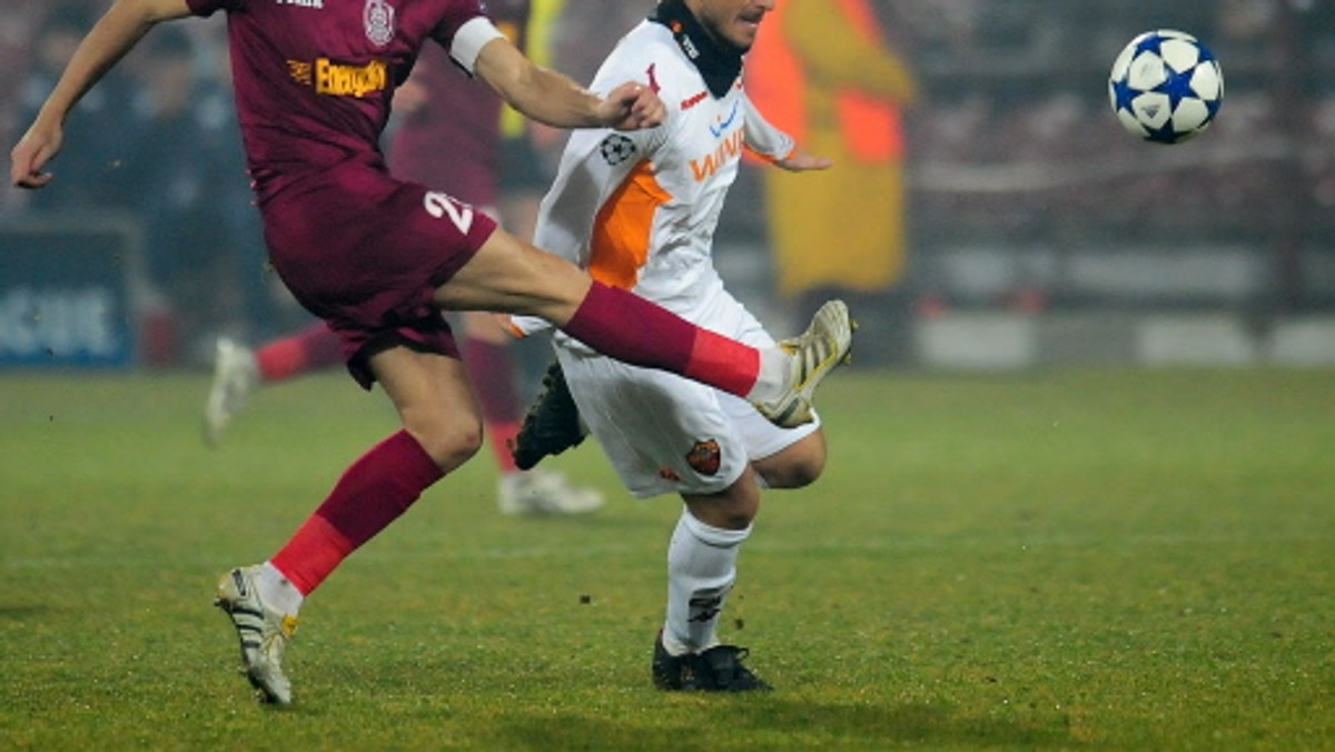 Piłkarze CFR Cluj pokonali na wyjeździe w zaległym spotkaniu lokalnego rywala Universitateę 3:2 (0:1) i na kolejkę przed zakończeniem rozgrywek zapewnili sobie trzecie w historii klubu mistrzostwo Rumunii.