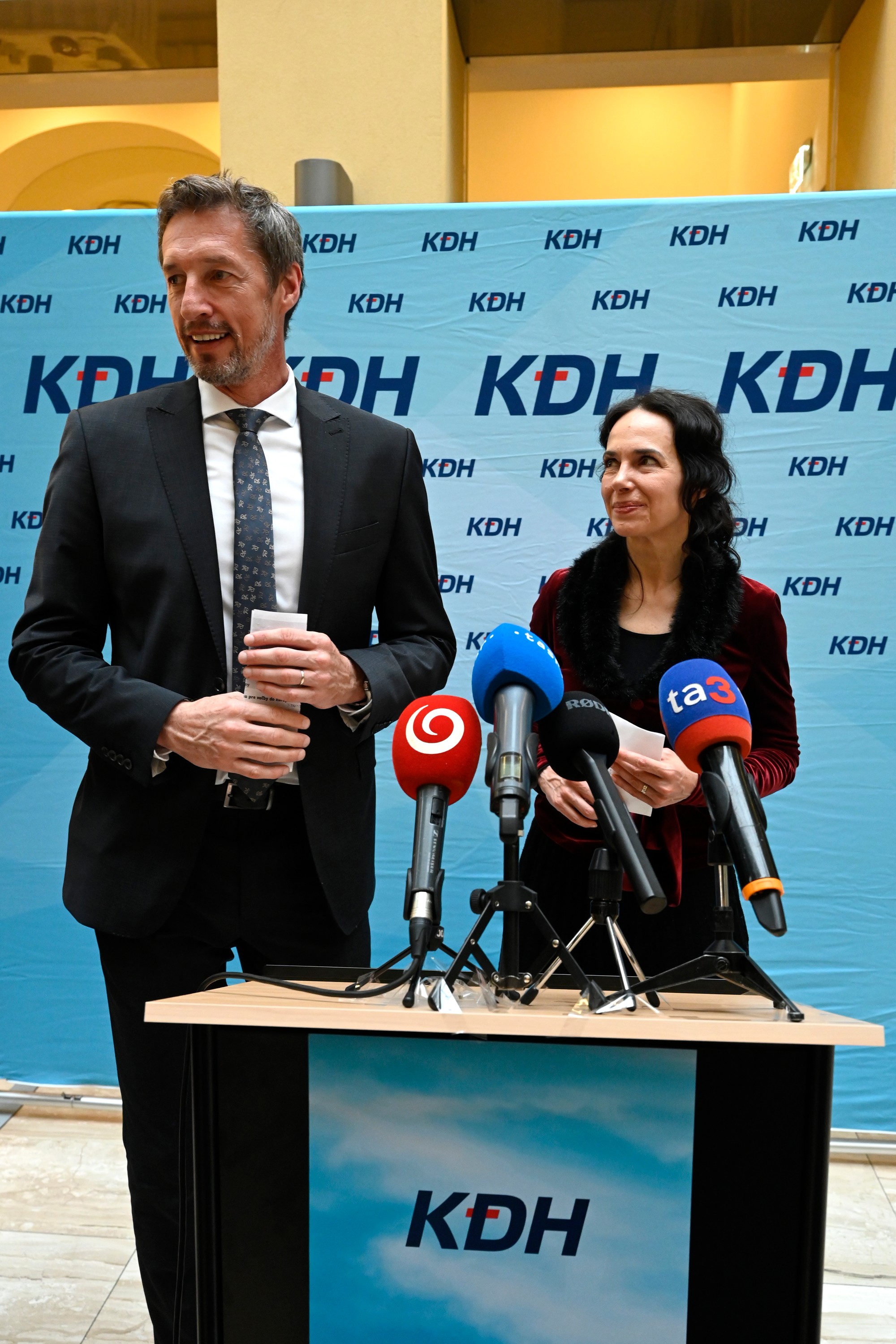 Pedseda KDH Milan Majerský a vpravo europoslankyňa za KDH Miriam Lexmann.