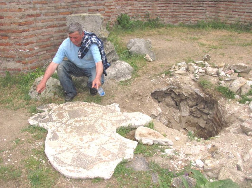 Lopovi su krampovima razbili ploču sa mozaikom na lokalitetu Caričin grad