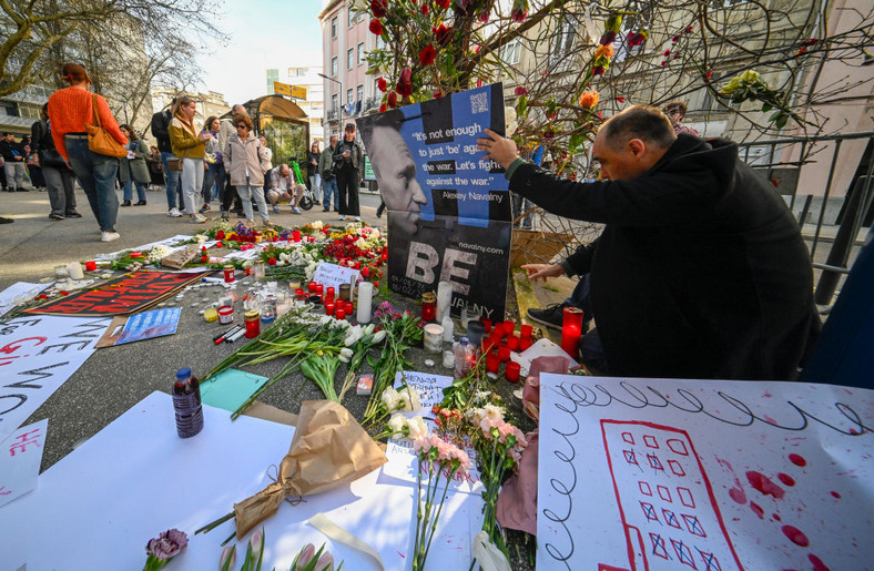 Ludzie w Lizbonie składają kwiaty pod wizerunkiem Aleksieja Nawalnego po śmierci opozycjonisty, 17 lutego