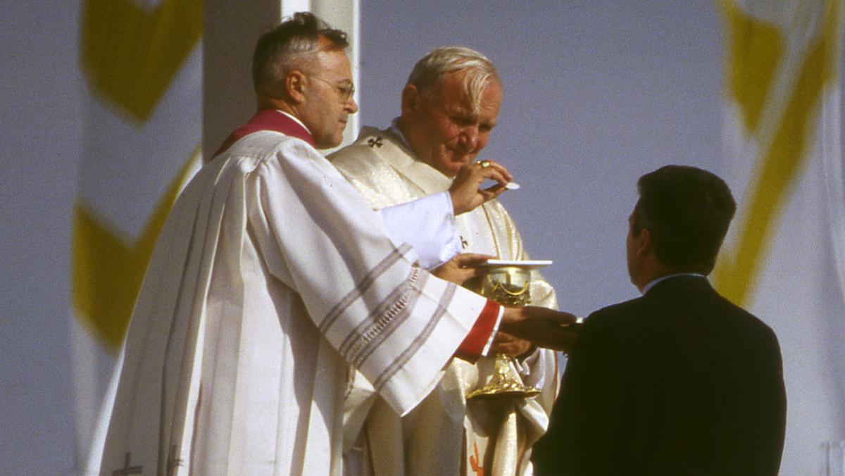 Papież Jan Paweł II w czasie pielgrzymki do Irlandii w 1979 r.