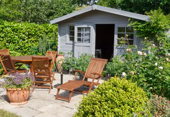 Leżaki ogrodowe — idealne do opalania się i odpoczywania z książką