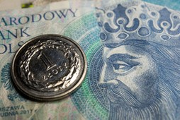 Złoty osłabia się w stosunku do dolara i euro