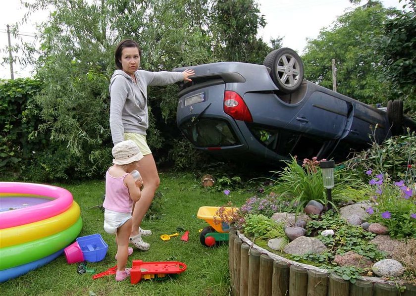 Auto wjechało w plac zabaw! Dzieci są w szoku!