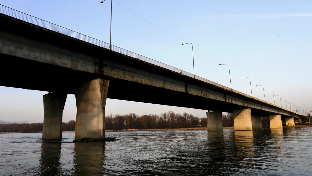 Jeszcze w tym tygodniu konsorcjum, które wyremontuje Most Łazienkowski, ma przedstawić szczegółowy harmonogram prac. Zgodnie z planem, most ma być przejezdny do 31 października tego roku. W poniedziałek firma rozpoczęła prace na moście.