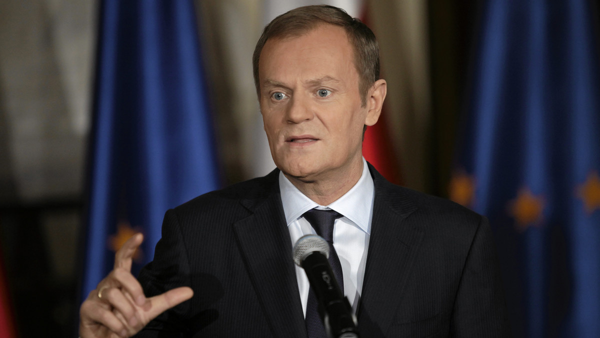 Wczoraj wieczorem premier Donald Tusk udzielił wywiadu w TVP Info, w którym zapytany o rzekome stwierdzenie prezydenta, że sprawa katastrofy jest "arcybanalnie prosta", powiedział, że wyjaśnienie przyczyn katastrofy smoleńskiej "wymaga ponadstandardowej delikatności". Po wyemitowanym programie Biuro Prasowe Kancelarii Prezydenta podało komunikat, że Bronisław Komorowski nigdy nie użył sformułowania "arcybanalnie proste" w odniesieniu do przyczyn tragedii smoleńskiej, a proszony o komentarz do tej wypowiedzi premier został wprowadzony w błąd, błędnie przytoczonym cytatem.