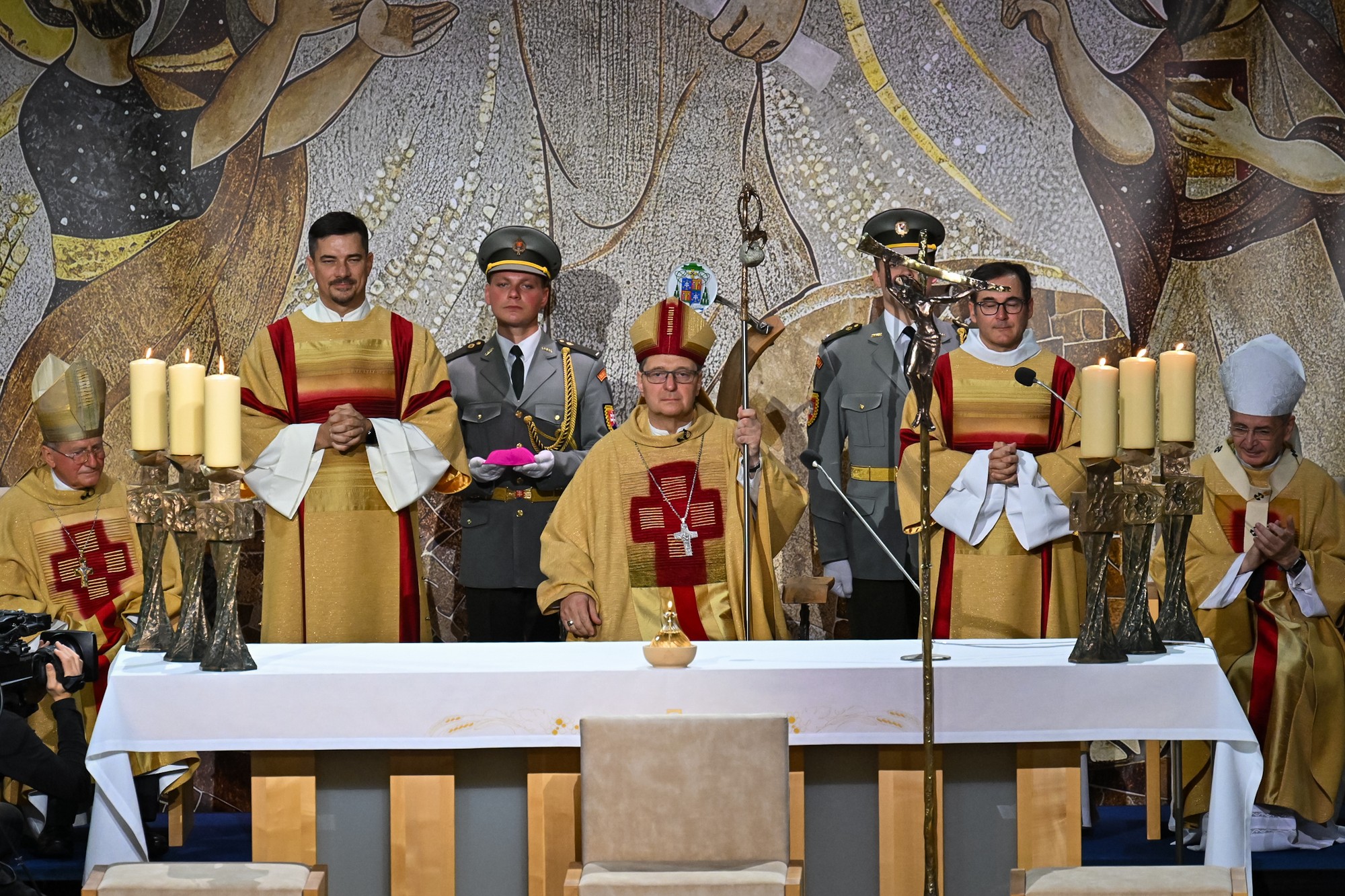 Novovymenovaný biskup ordinariátu Ozbrojených síl a ozbrojených zborov SR Pavol Šajgalík prijal biskupské svätenie. 