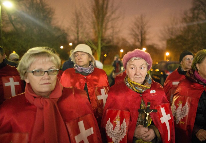 Manifestacja środowisk związanych z PiS i Radiem Maryja przeciwko filmowi 