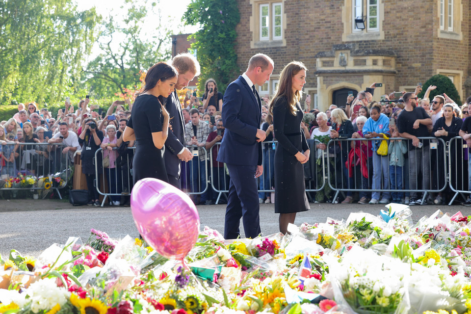 Księżna Meghan i książę Harry oraz książę William i księżna Kate oglądają kwiaty złożone przez Brytyjczyków