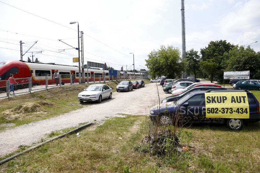 Będą nowe parkingi przy torach