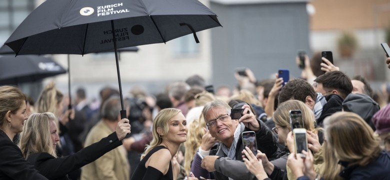 Nagi brzuch i spódnica BARDZO mini. Odważne poczynania stylizacyjne 46-letniej Diane Kruger. FOTO