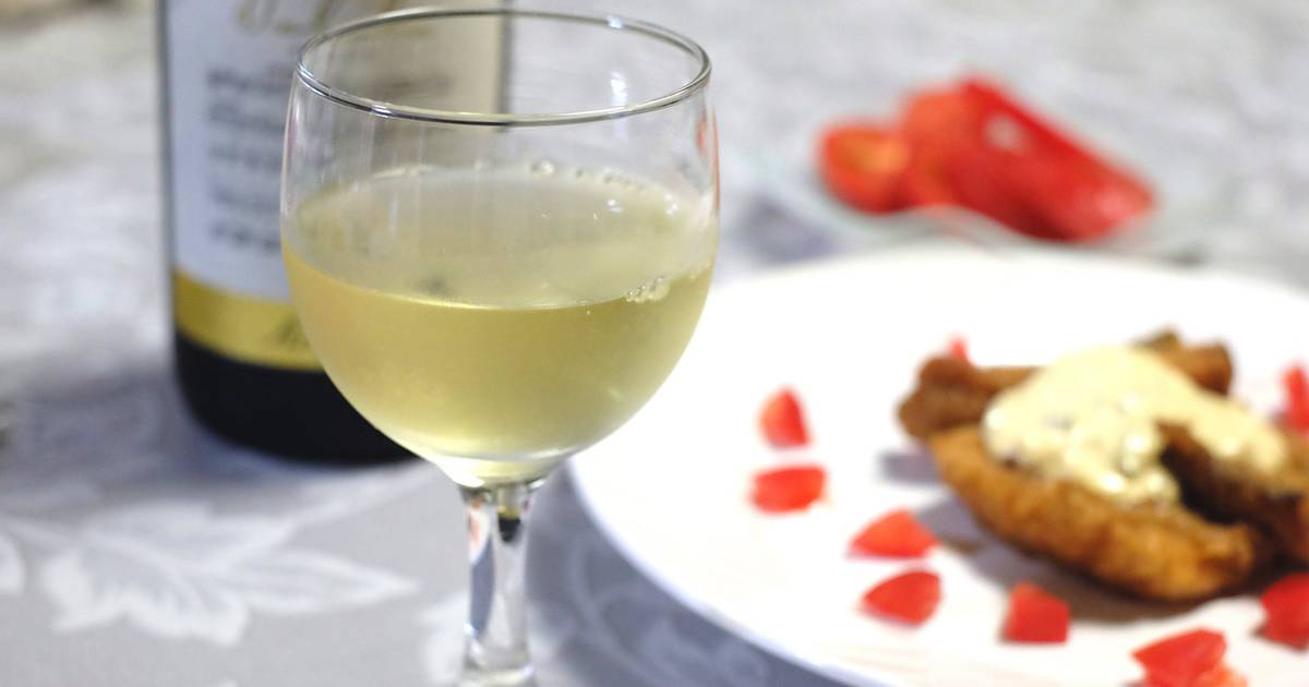 Сок зеленый виноград. Сангрия белая коктейль. Белое вино на белом фоне. Виноградный сок. Белое вино с соком.