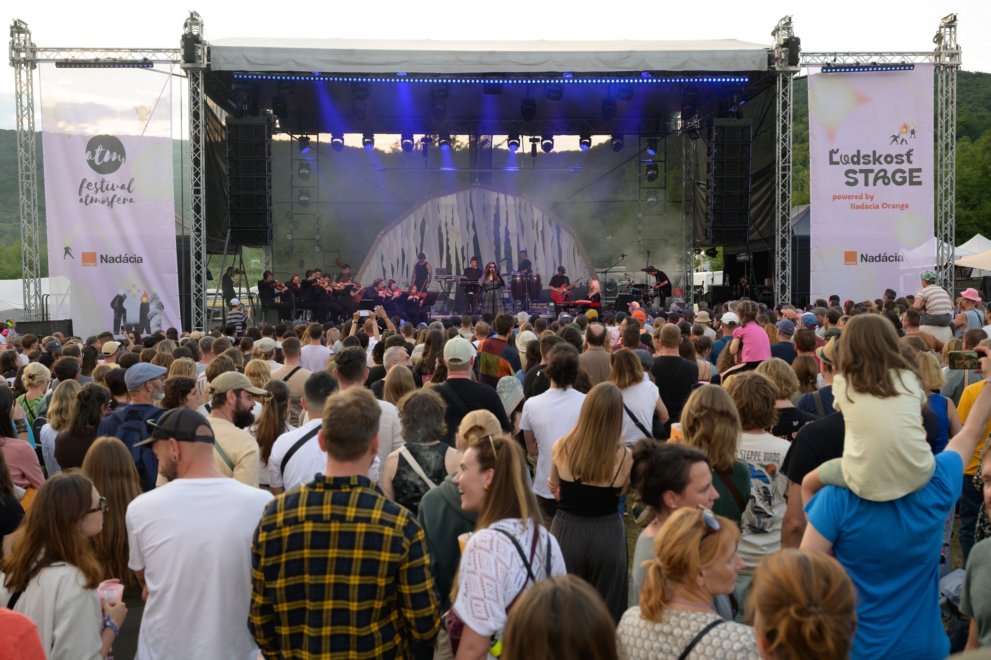 Na lúke neďaleko Hontianskych Nemiec v okrese Krupina sa v piatok 1. augusta 2025 začal trojdňový multižánrový festival Atmosféra.