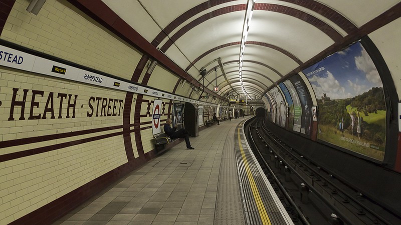 Stacja Hampstead – najniżej położona stacja metra.  Stacja Hampstead znajduje się przy stromym pagórku, a jej perony są najniżej położonymi peronami londyńskiego systemu metra. Znajdują się 58,5 m pod ziemią. Szyby wind mają 55 m długości, dlatego są obsługiwane przez szybkie dźwigi. Ponadto dworzec jest wyposażony w spiralne schody awaryjne z 320 stopniami.   źródło: flickr, Attribution-NonCommercial 2.0 Generic (CC BY-NC 2.0), Trowbridge Estate