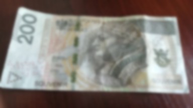 Nowy sposób oszustów. Posługują się tzw. prezentowymi banknotami