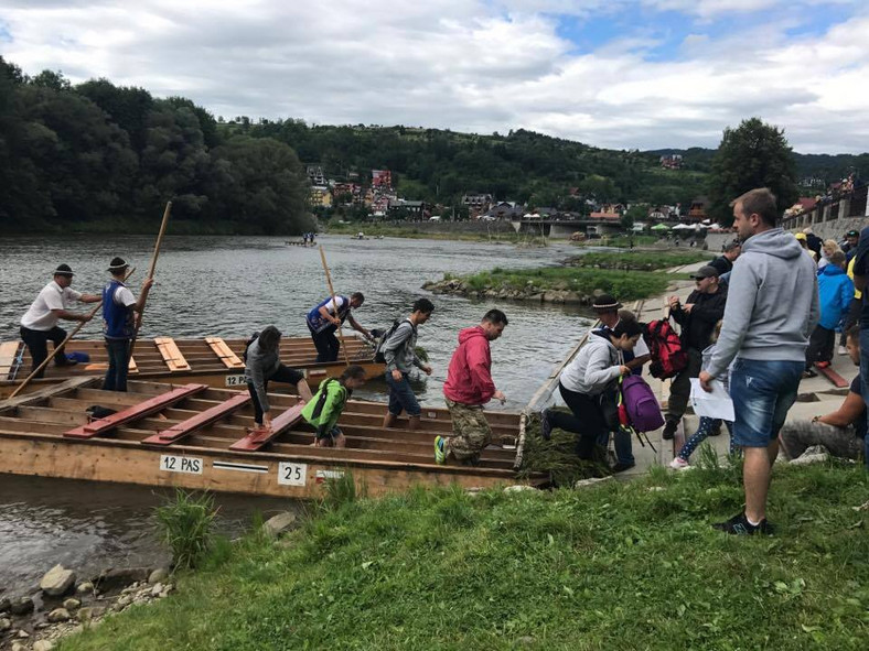 Turyści wysiadający z polskich tratw po zakończonym spływie