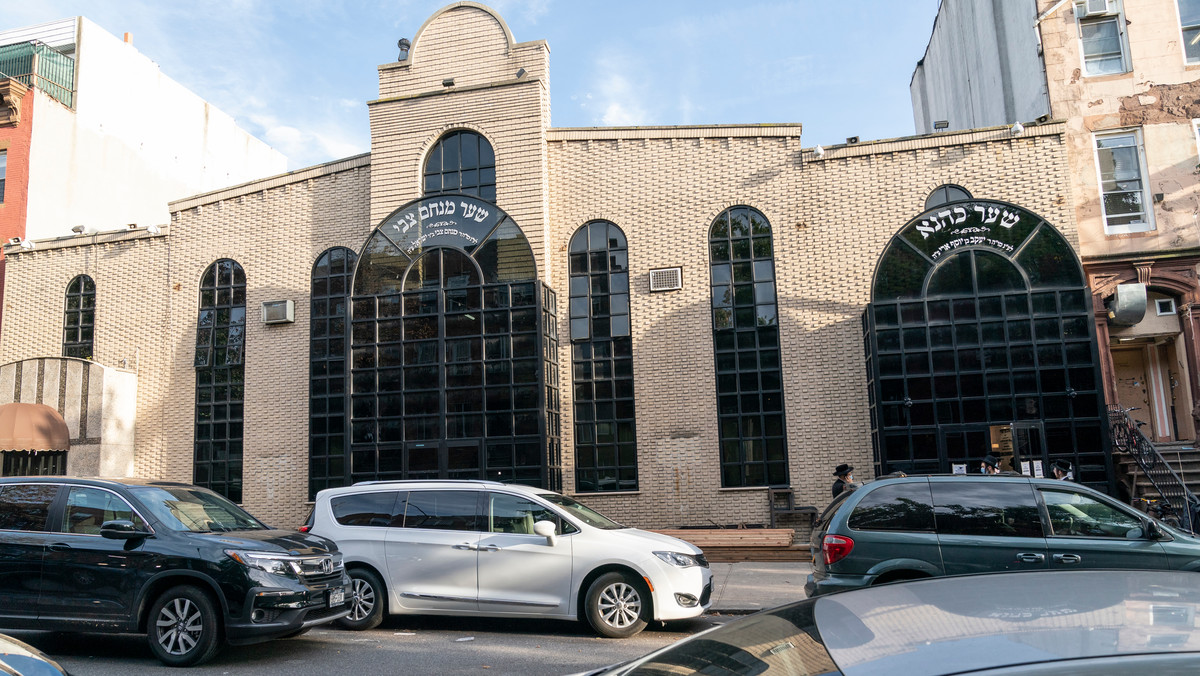 <strong>Synagoga Yetev Lev w nowojorskim Williamsburgu została ukarana grzywną w wysokości 15 tys. dolarów za zorganizowanie w czasie pandemii COVID-19 ślubu z udziałem tysięcy ludzi - poinformował we wtorek burmistrz Bill de Blasio.</strong>