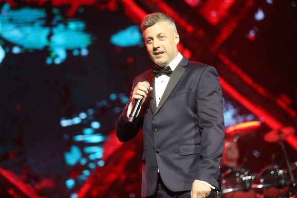 ZBOG POTEZA ČLANOVA LEXINGTON BENDA GORE MREŽE Na scenu pozvali popularnu pevačicom, o snimku koji su objavili svi bruje