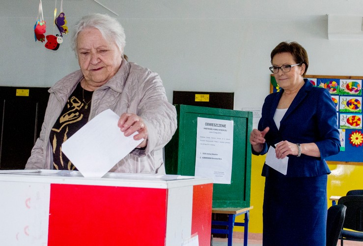 Premier Ewa Kopacz z matką Krystyną Lis podczas głosowania w obwodowej komisji wyborczej nr 48 w Radomiu