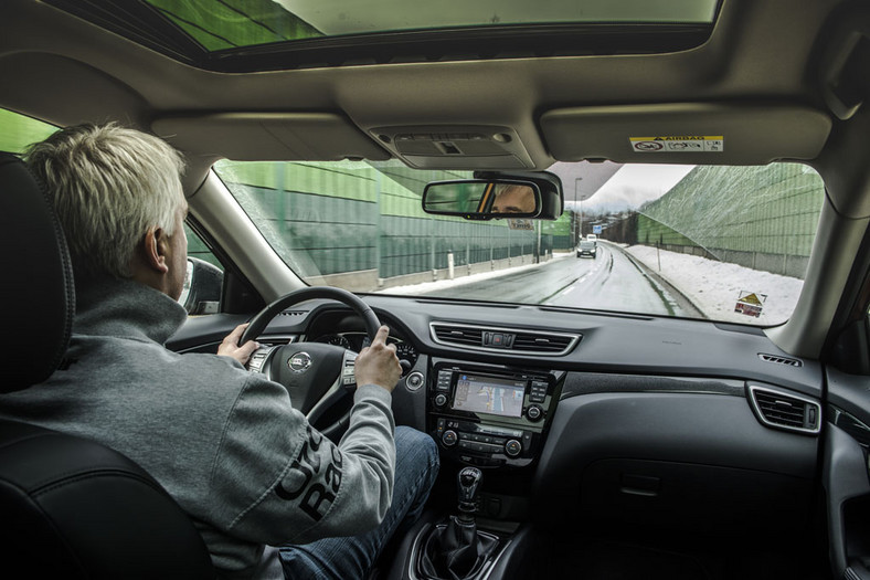 Nissan X-trail jeździ po lodzie