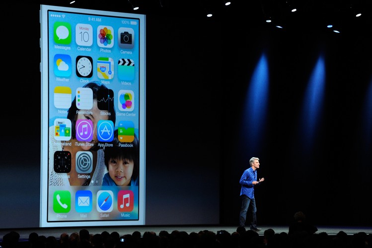Nowy design iOS 7 przyciąga uwagę od pierwszej sekundy. Interfejs jest bardzo dyskretny, niepotrzebne ozdoby, przyciski i belki zostały usunięte. Sztandarowym przykładem piękna w nowym systemie jest aplikacja Pogoda: burzliwe chmury czy błyskawice wyglądają tak, jakbyśmy spoglądali przez okno.