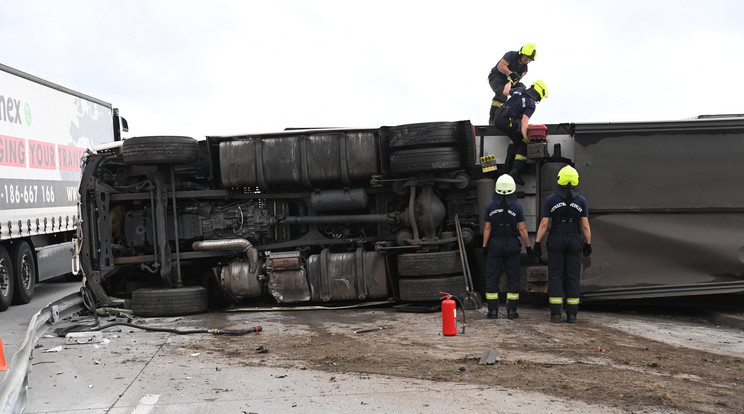 Tisztázatlan okból felborult román rendszámú kamion az M0-ás autóút M5-ös autópálya felé vezető oldalán / Fotó: MTI Mihádák Zoltán