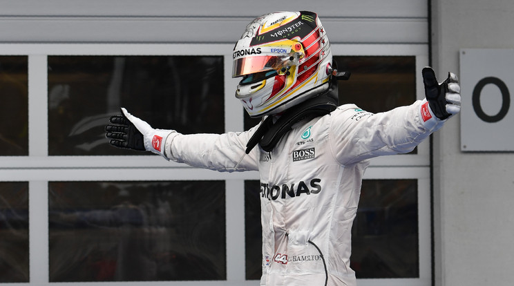 A Hamilton az utolsó körben állt az élre /Fotó: AFP