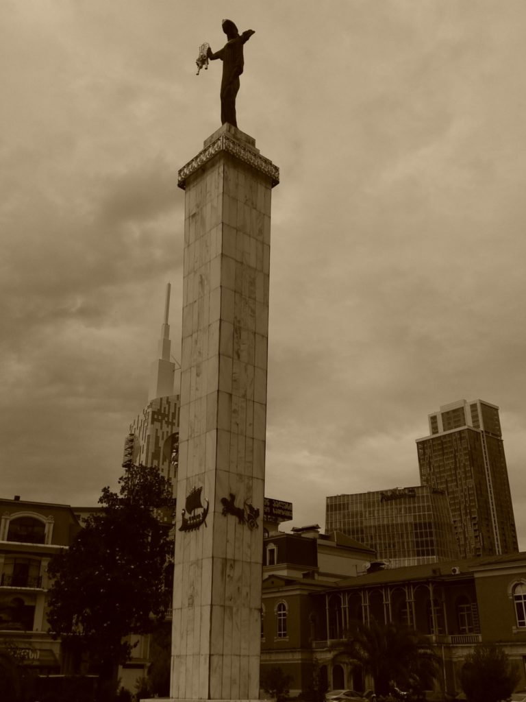 Plac Europejski i pomnik Medei ze złotym runem
