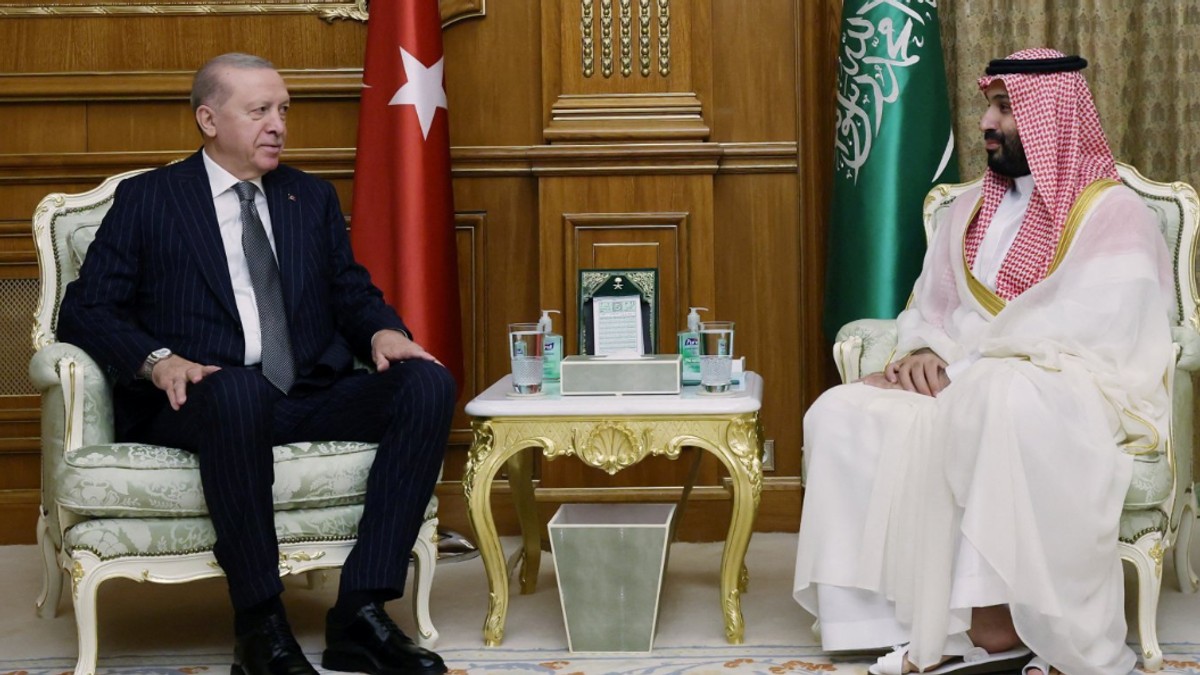 Turski predsednik Redžep Tajip Erdogan (levo) i saudijski prestolonaslednik Muhamed bin Salman (desno) imali su bilateralni sastanak pre potpisivanja pakta | Foto: Reuters