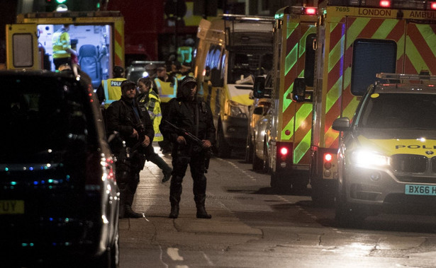Trzech napastników, którzy najpierw wjechali samochodem w tłum na moście London Bridge, a potem zaatakowali ludzi na targu Borough Market, zabili policjanci