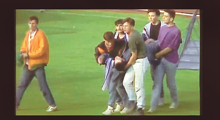 Utakmica nije ni počela, a navijači su uleteli na teren s kamenicama