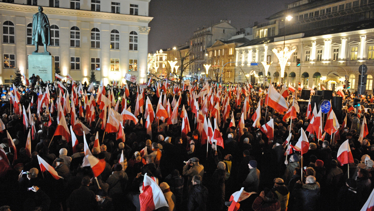 - To hańba i jednocześnie nadużycie i złamanie konstytucji - powiedział Jarosław Kaczyński podczas wystąpienia na marszu niepodległościowym. Odniósł się tym samym do wypowiedzi Radosława Sikorskiego.